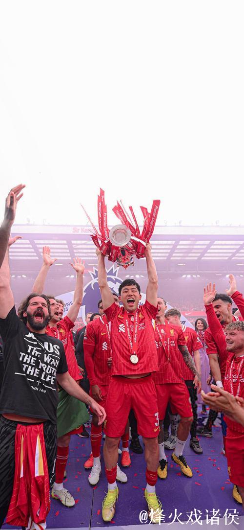 欧冠赛前利物浦公开训练,远藤航与基耶萨亮相 欧冠赛前利物浦公开训练,远藤航与基耶萨亮相