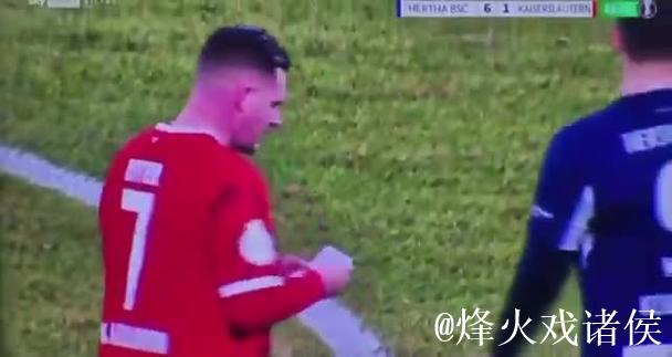 柏林赫塔球员抢断对手教练递给球员 柏林赫塔球员抢断对手教练递给球员