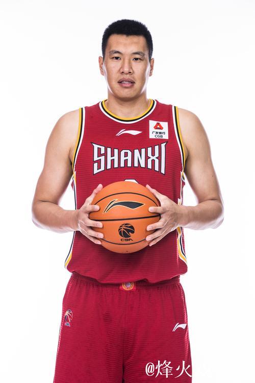 “我还是一颗年轻的螺丝钉”——老将闫鹏飞甘当替补成就球队