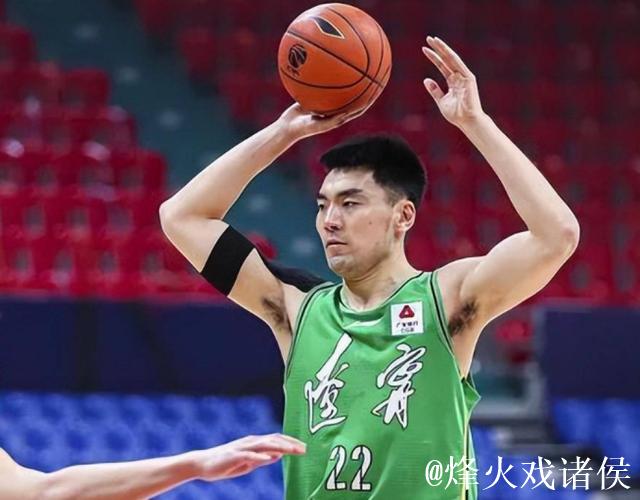 李晓旭迎来CBA生涯700场里程碑 身前只剩周鹏 李晓旭迎来CBA生涯700场里程碑 身前只剩周鹏